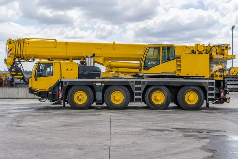 Xe cẩu chuyên dụng nhiều trục với cabin lái và cabin vận hành riêng